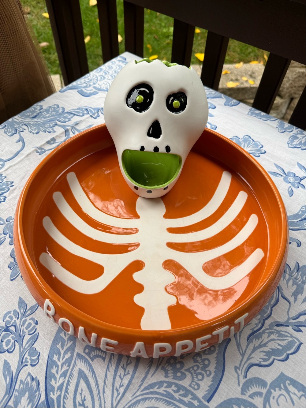 Hallmark Halloween Skeleton "Bone Appetit" Platter w/ chip Dip Bowl Ceramic 3D